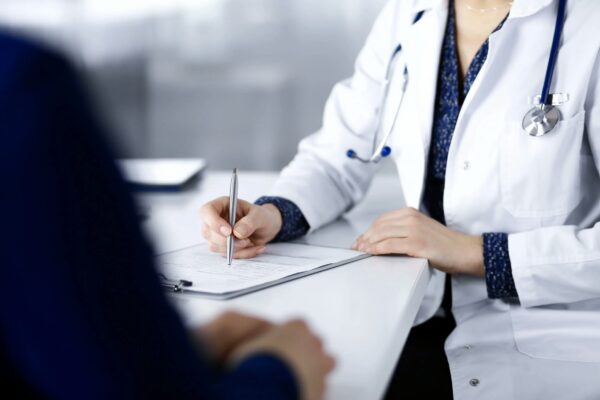 medico2-medico-medica-doctora-paciente-consulta-escribir-notas-scaled.jpg