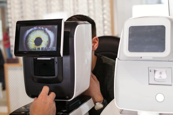 oftalmologia-oftalmologo-optometria-ocular-ojo-vista-optometrista-maquina-scaled.jpg