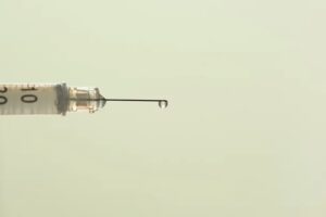 portada-vacuna-vacunal-inyeccion-jeringuilla-jeringa-punta-con-gota-puntal-aguja