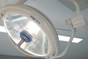 quirofano1-quirofano-luz-plano-medio-2-lampara